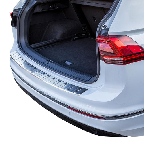 tuning-art L208 Edelstahl Ladekantenschutz - VW Tiguan 2 Allspace. Silbernes Metallprofil schützt die Kofferraumschwelle vor Kratzern.