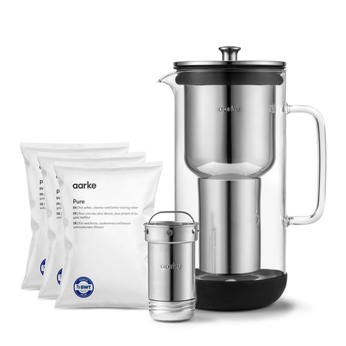 Aarke Purifier Wasserfilterkanne Glas & Edelstahl – 3er-Filter Set. Klare Glaskanne mit Edelstahl-Deckel. Filtert Leitungswasser, reduziert Kalk & Chlor.