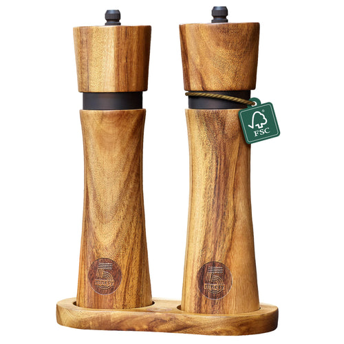 ninetyfive® Salz- & Pfeffermühlen Set Akazienholz 21cm. Zylindrische Mühlen aus warmbraunem Akazienholz. Mahlt Salz und Pfeffer mittels Keramikmahlwerk.