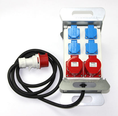 solartronics SP-A6Mc-P015 CEE Baustromverteiler - 16A IP44. Grauer, spritzwassergeschützter Kasten mit CEE-Steckdosen für 16A Baustellenstrom.
