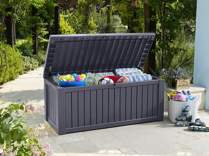 Koll Living Auflagenbox Kissenbox Holzoptik 570L – Anthrazit. Rechteckige, anthrazitfarbene Box in Holzoptik. Wetterfester Stauraum für Auflagen.