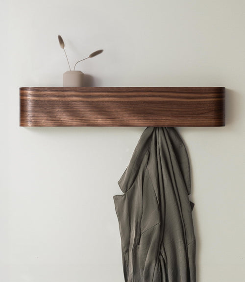 Kazai. Wandgarderobe 'Toke'. Modernes Walnuss-Garderobenpaneel aus massivem Echtholz-Furnier mit verdeckten Wandhaken zur Kleideraufbewahrung.