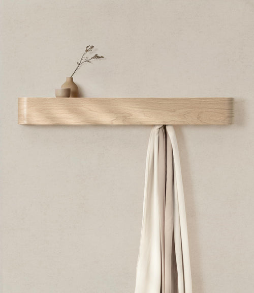 Kazai Toke moderne Design-Wandgarderobe - Eiche weiss. Weiße Garderobenleiste aus Eichenholz mit mehreren Haken zum Aufhängen von Kleidung im Eingangsbereich.