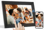 Frameo 10.1 Zoll WiFi Digitaler Bilderrahmen - 32GB. Rechteckiger, schwarzer Rahmen zeigt Fotos/Videos via WiFi-App an.