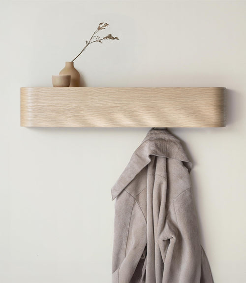 Kazai. Wandgarderobe 'Toke'. Garderobenpaneel aus weißem Eichenfurnier mit verdeckten Haken für platzsparende Kleider-Wandmontage.