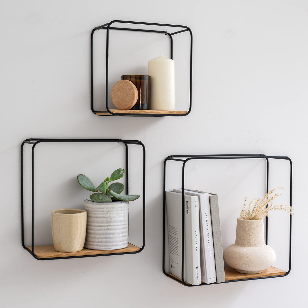 Kazai. Wandregal-Set Jona 3-teilig, Metall und Echtholz-Veneer Eiche, schwebendes Design mit schwarzem Rahmen