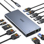 USB C Laptop Dockingstation 15-in-1 Triple Display 8K. Rechteckiges, graues Gehäuse. Erweitert Laptop-Konnektivität auf drei 8K-Displays und 15 Peripheriegeräte via USB-C.