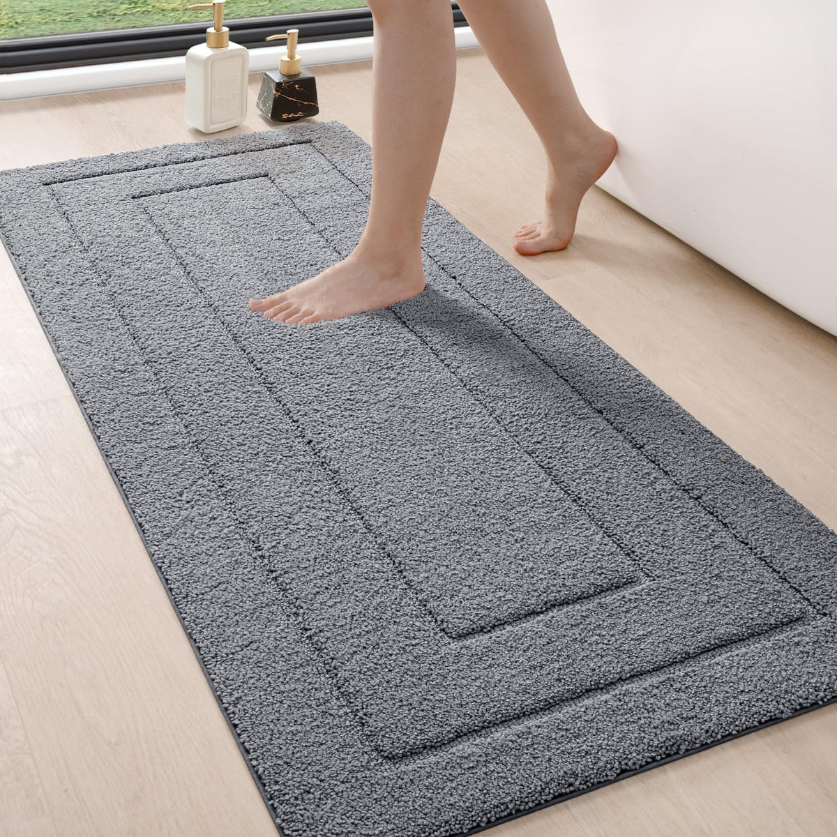 DEXI Badteppich rutschfest für Badezimmer – Grau, 61x152 cm. Erhöht Trittsicherheit auf nassen Böden.