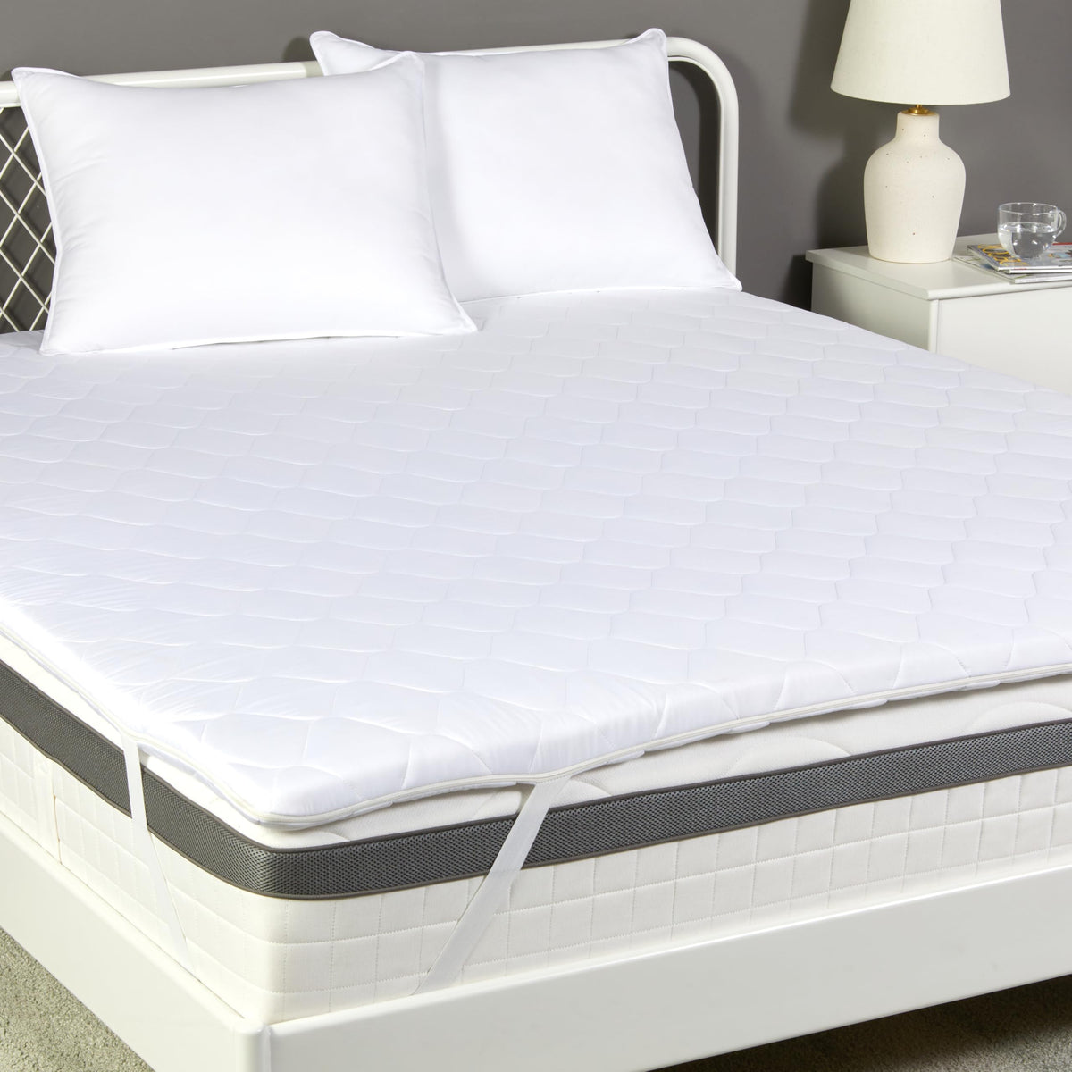 Amazon Basics Komfort Schaumstoff Matratzenauflage – 6cm 140x200cm Weiss. Optimiert Liegekomfort der Schlafunterlage.