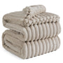 BEDSURE Kuscheldecke Flanell-Fleece, Sofadecke beige, 230 x 270 cm mit Streifenmuster