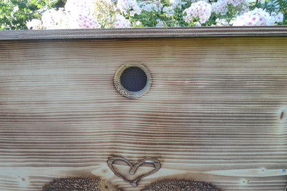 Vollholz Igelfutterhaus 80x40cm – Labyrinth, Rattenklappe, geflammt