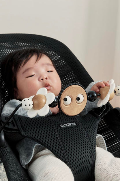 BabyBjörn Spielzeug für Babywippe Fröhliche Augen Schwarz-Weiss