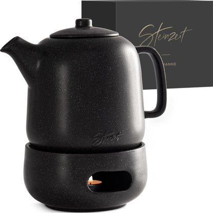 STEINZEIT Design Teekanne mit Stövchen 1.3L – Keramik Schwarz. Bauchige schwarze Keramikkanne mit Stövchen zum Aufgießen und Warmhalten von Tee.