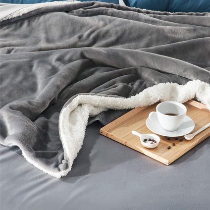 Bedsure Kuscheldecke Sherpa Flanell Wohndecke, Grau, 220 x 240 cm