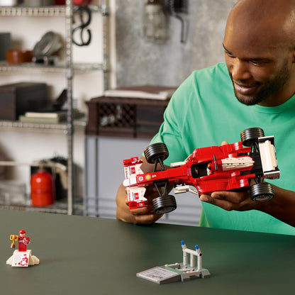 LEGO Icons Ferrari F2004 und Michael Schumacher, F1 Modellauto 11375
