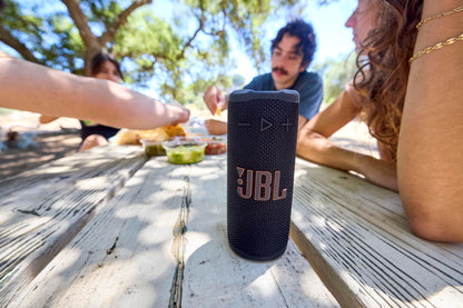 JBL Grip Bluetooth Lautsprecher mit JBL Pro Sound, IP68, Lila