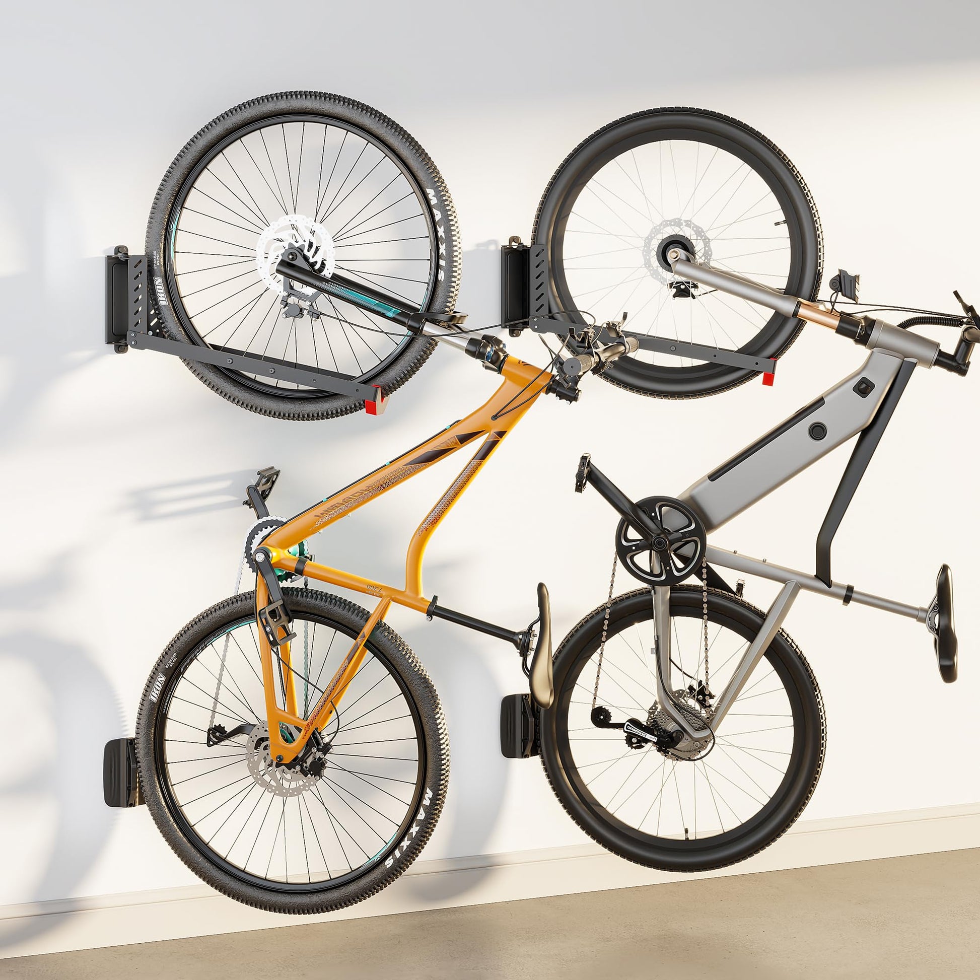 monTEK schwenkbare Fahrradwandhalterung Garage – 2er-Set: Zwei schwarze, schwenkbare Wandhalterungen zum platzsparenden Aufhängen von Fahrrädern.