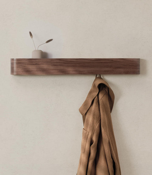 Kazai Toke Design-Wandgarderobe mit verdeckten Haken – Walnuss. Dunkelbraune Holzleiste mit Klapphaken für Jacken.