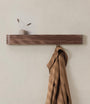 Kazai Toke Design-Wandgarderobe mit verdeckten Haken – Walnuss. Dunkelbraune Holzleiste mit Klapphaken für Jacken.