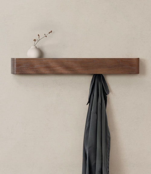 Kazai Toke Moderne Design Wandgarderobe - Eiche dunkel. Rechteckige Platte aus dunkler Eiche mit Metallhaken zur Wandmontage im Flur.