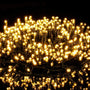 Avoalre 2000er LEDs Cluster Lichterkette 50m Aussen – Warmweiss. Dichte, warmweiss leuchtende Lichterkette für festliche Aussenbeleuchtung.