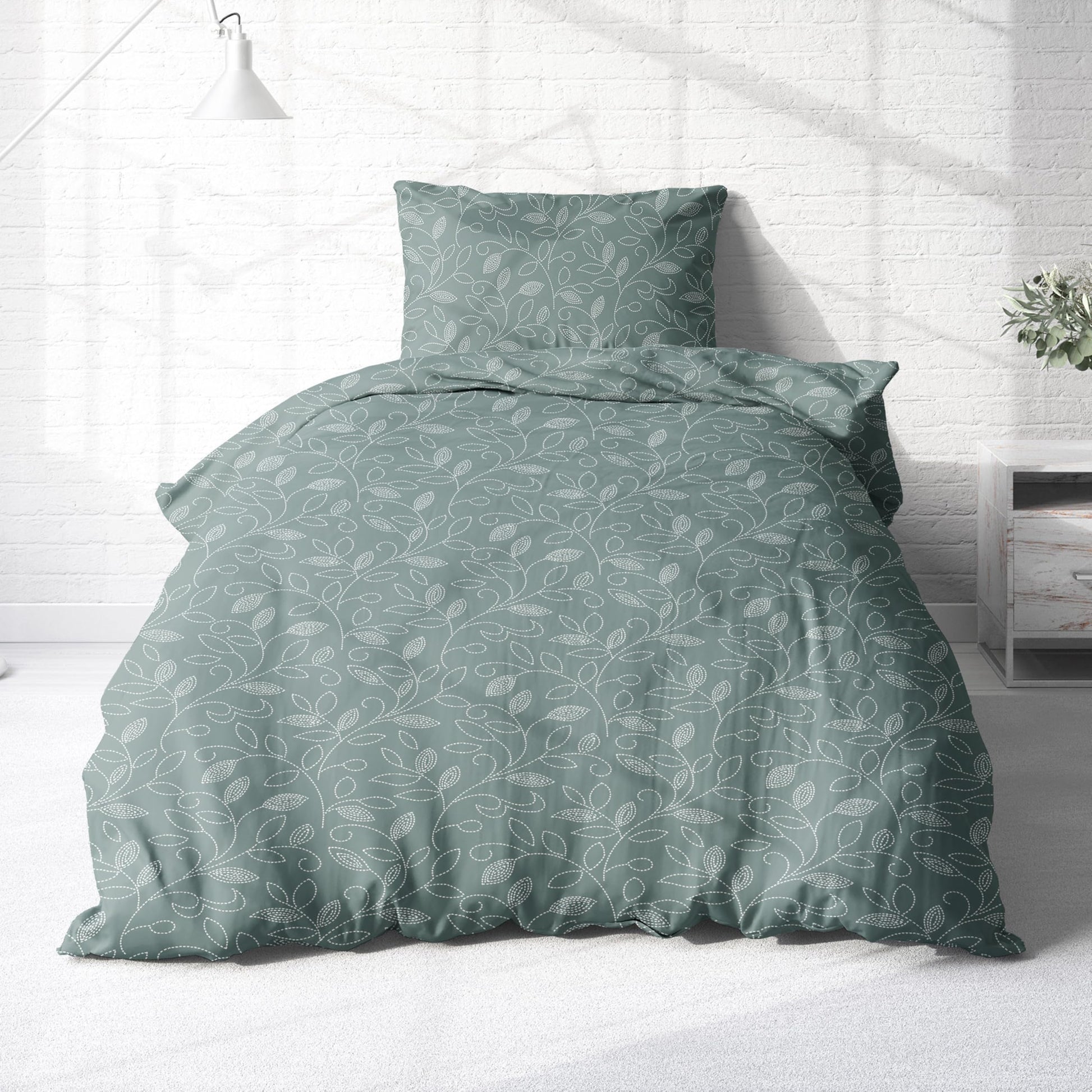 Träumschön Biber Bettwäsche Set. Grüne Biberbettwäsche (135x200) mit Blumen-Ranken-Muster zum Beziehen einer Bettdecke.