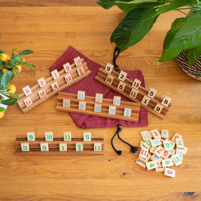 LOGOPLAY Rummy Legespiel aus Holz mit 108 Spielsteinen im Stoffbeutel