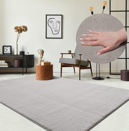the carpet Relax Kurzflor Teppich Felloptik - Sand, 240x340 cm. Sandfarbener Kurzflor in Felloptik. Wohnraumtextil.