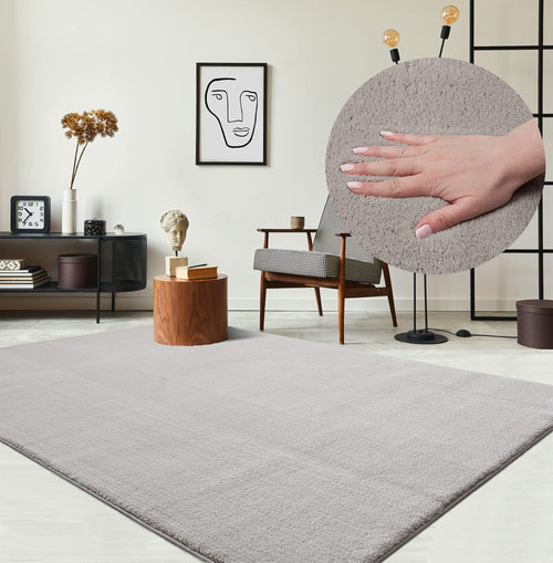 the carpet Relax Kurzflor Teppich Felloptik - Sand, 240x340 cm. Sandfarbener Kurzflor in Felloptik. Wohnraumtextil.