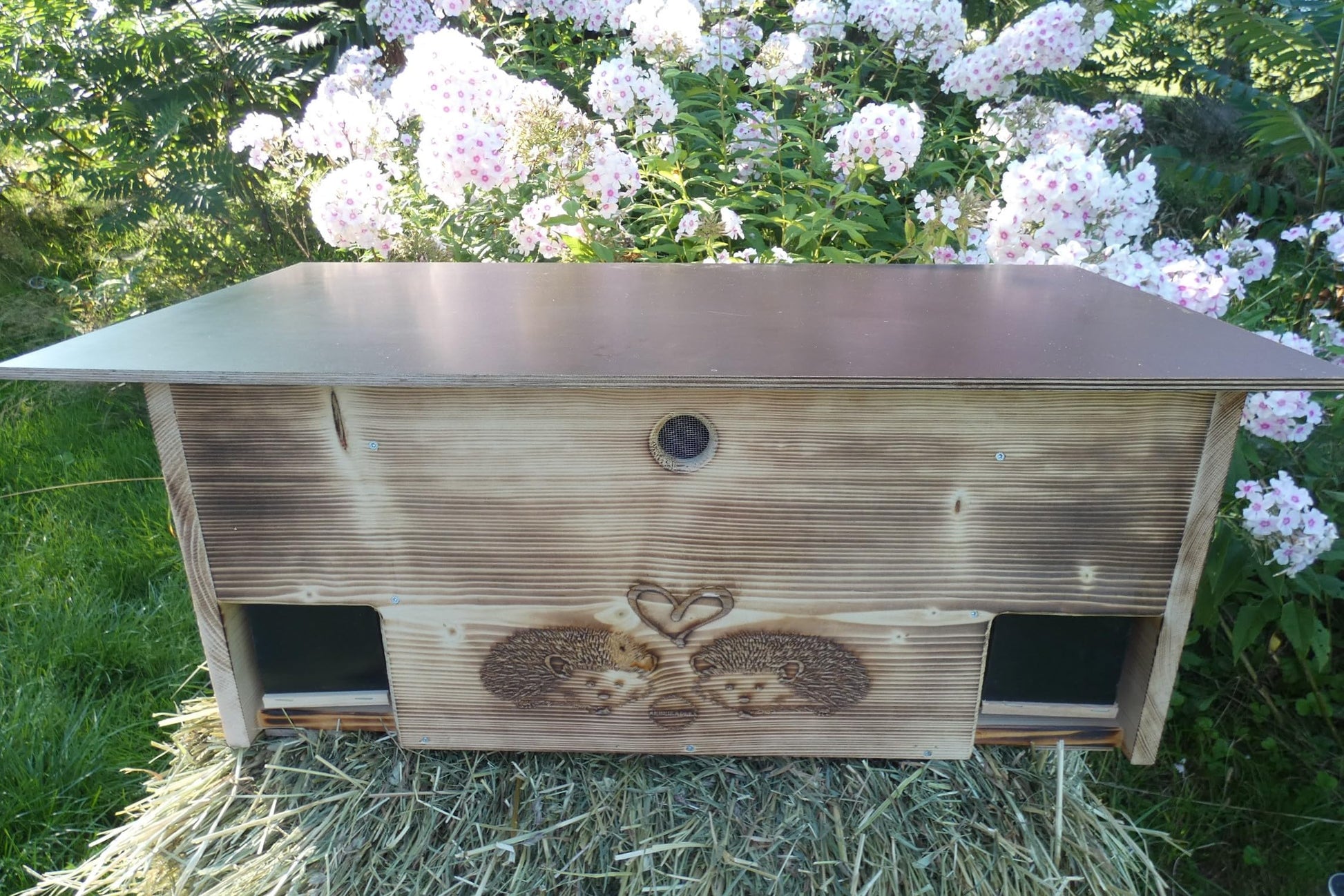 Vollholz Igelfutterhaus 80x40cm – Labyrinth, Rattenklappe, geflammt. Sicheres Igel-Futterhaus mit Rattenschutz.