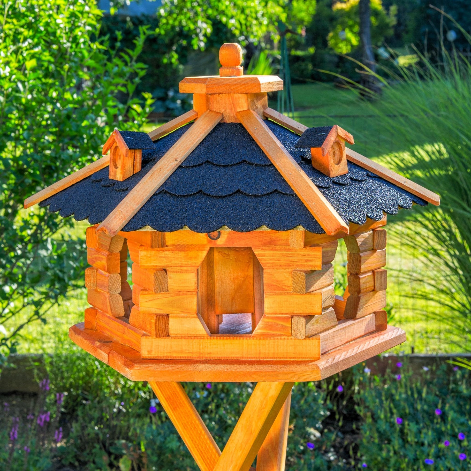 Deko-Shop-Hannusch Vogelhaus - riesig XXL, Schwarz. Großes schwarzes Vogelhaus, klassische Form. Bietet Vögeln eine Futterstelle.