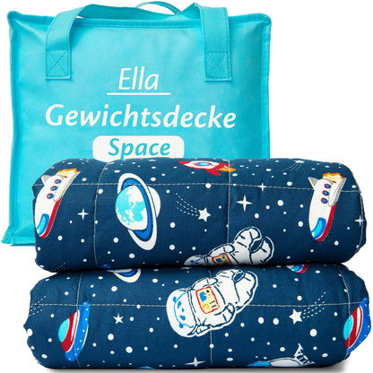 Ella Gewichtsdecke Kinder 3,2 kg 100x150 cm - Space. Rechteckige, dunkelblaue Decke mit Weltall-Muster. Fördert entspannten Schlaf.