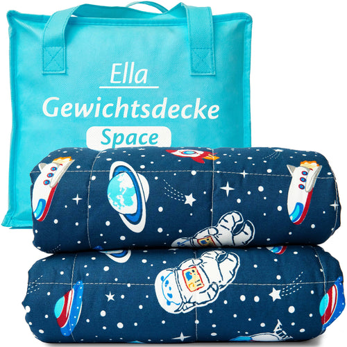 Ella Gewichtsdecke Kinder 3,2 kg 100x150 cm - Space. Rechteckige, dunkelblaue Decke mit Weltall-Muster. Fördert entspannten Schlaf.