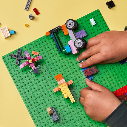 LEGO Classic Bausteine-Box mittelgross + grüne Bauplatte, 484 Teile