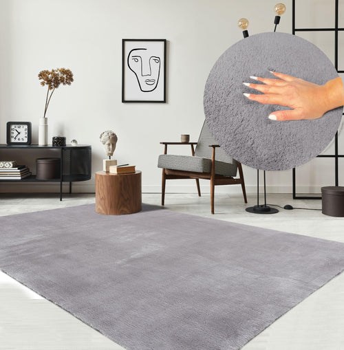 the carpet Relax Kurzflor Teppich – Grau 240x340 cm. Rechteckiger, grauer Kurzflor-Teppich für Schalldämmung und Wärmeisolierung im Wohnraum.